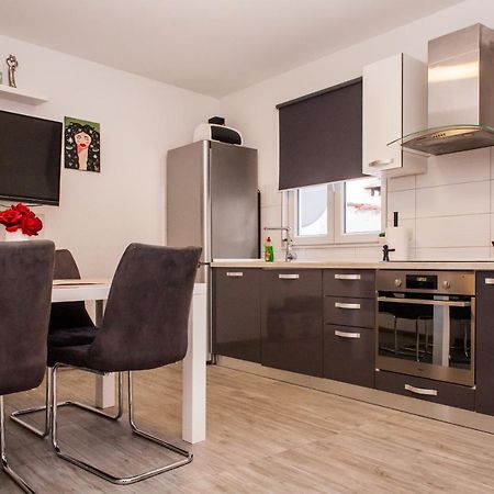 Miki - City Center Apartment With Large Balcony Split Exterior photo